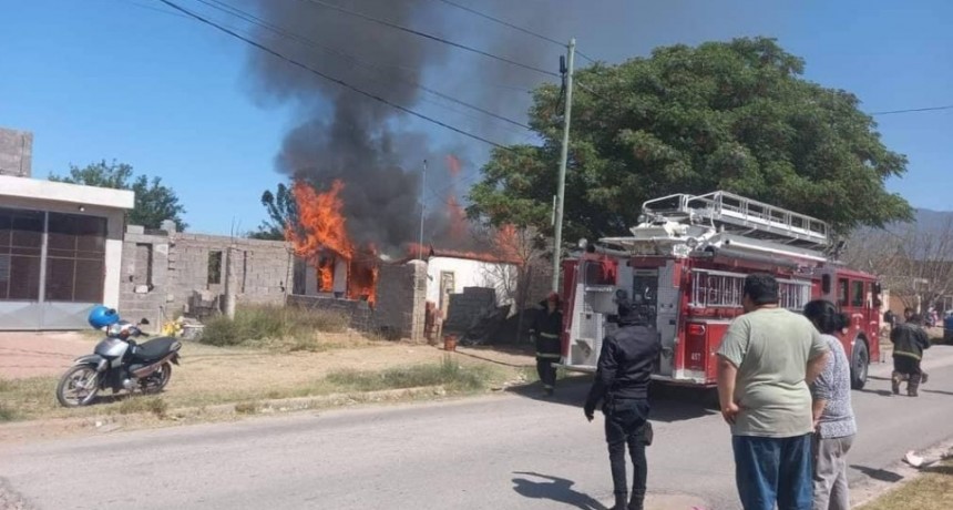 FAMILIA PERDIÓ TODO POR UN INCENDIO EN LA ZONA SUR