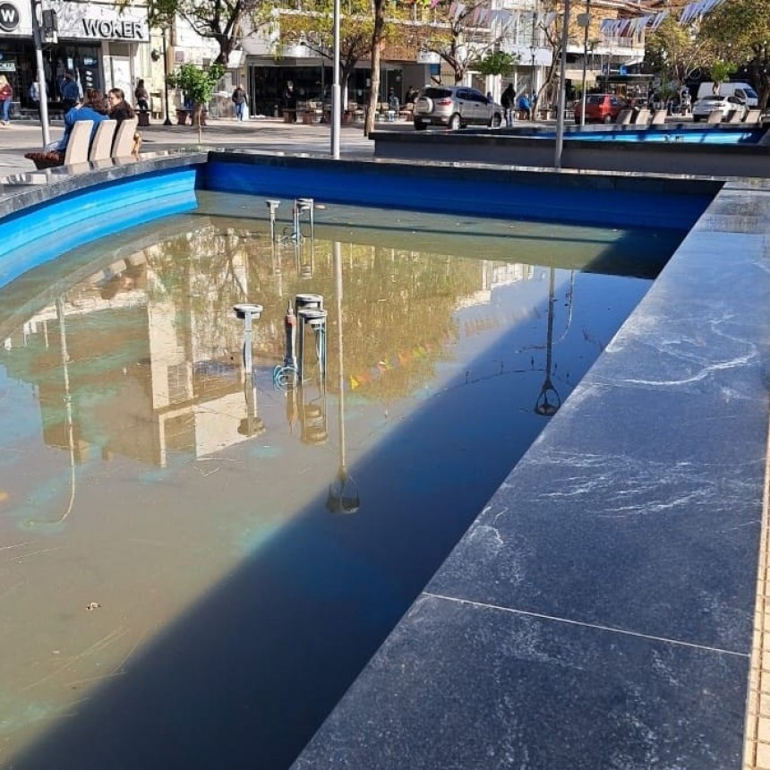 UNA TRISTE IMAGEN: LA FUENTE DE LA PLAZA 25 DE MAYO 
