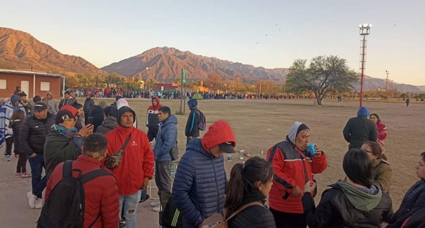 INTERMINABLE FILA PARA COMPRAR LAS ENTRADAS DE RIVER 