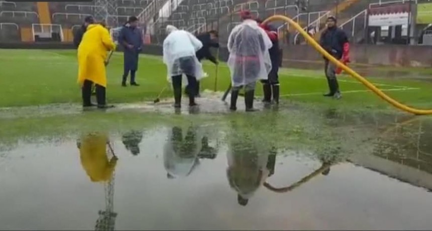 EL ESTADIO DE VARGAS AGUANTA LA LLUVIA Y SE JUGARÍA RIVER-PATRONATO