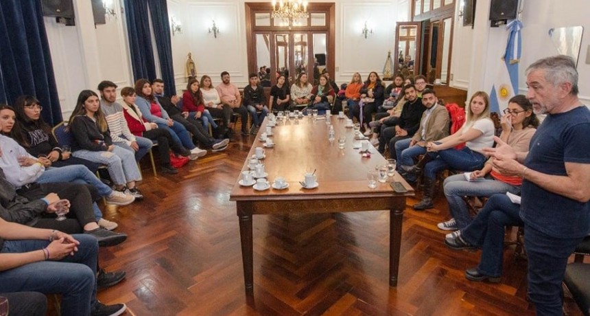 ARMANDO MOLINA SE REUNIÓ CON  JÓVENES 
