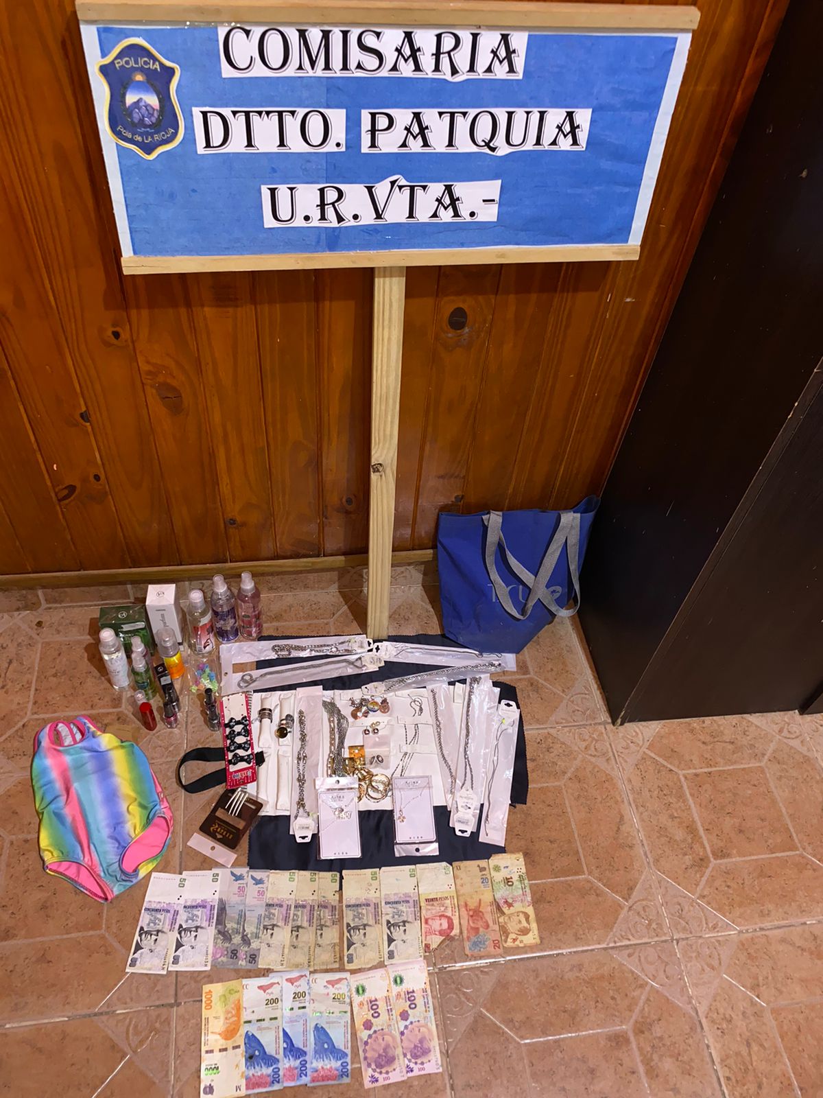 UNA JOVEN TERMINÓ DETENIDA TRAS ROBAR EN UN COMERCIO DE PATQUIA