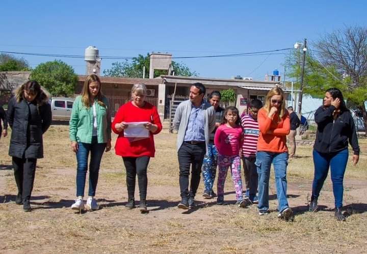 VECINOS CON EL APOYO TRABAJAN PARA CONCRETAR LA OBRA DE UNA CAPILLA