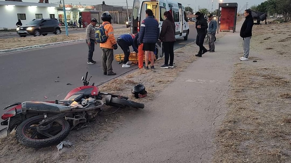 MOTOCLISTA INTENTÓ PASAR UN AUTO POR LA DERECHA Y TERMINÓ EN EL HOSPITAL