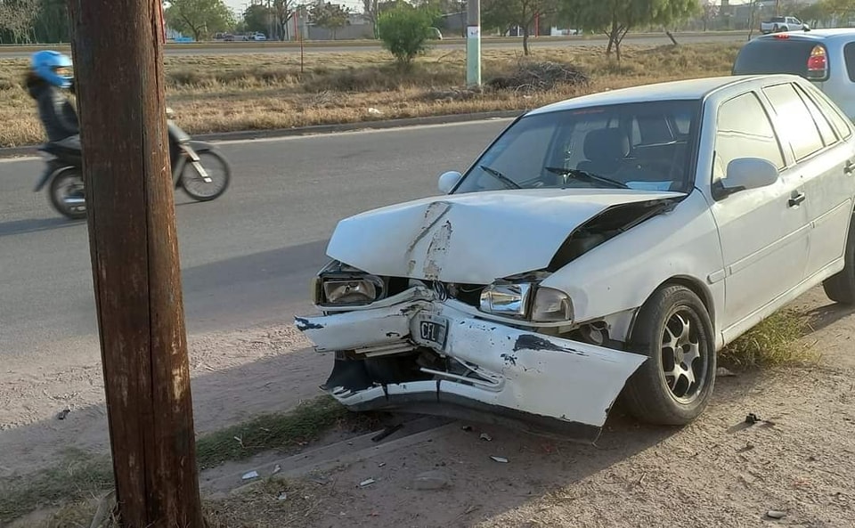 ESTRELLÓ SU AUTO CONTRA UN POSTE DE LUZ Y LO ABANDONÓ