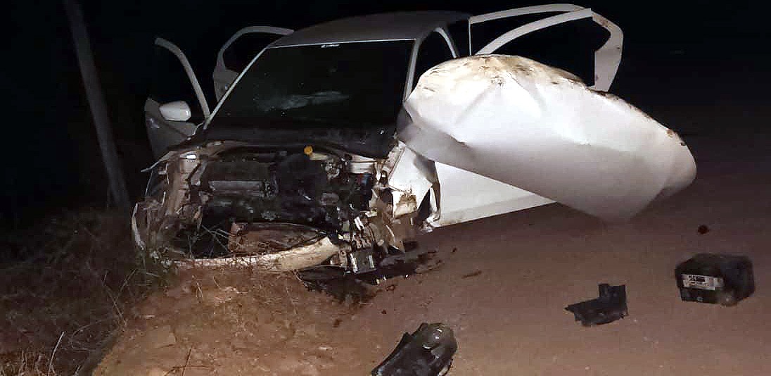 PERDIÓ EL CONTROL DE SU AUTO, CHOCÓ CONTRA UN CERRO Y HUBO VARIOS HERIDOS