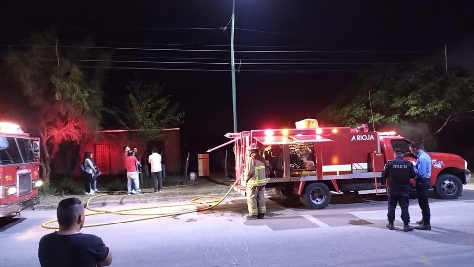 INCENDIO DEJÓ SERIOS DAÑOS MATERIALES EN UNA CASA 