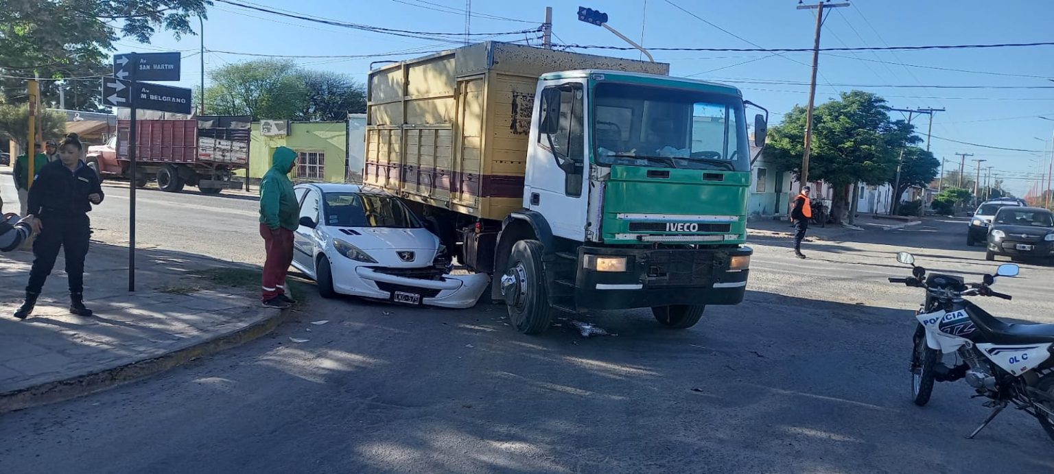 FUERTE CHOQUE ENTRE UN CAMIÓN Y UN AUTO NO DEJÓ HERIDOS