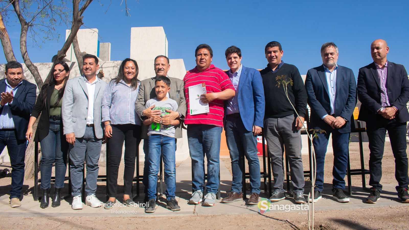 El gobernador Quintela entregó 44 nuevos hogares en Sanagasta