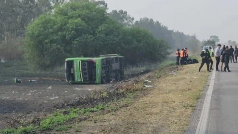 EN JUJUY: UN MICRO DE LARGA DISTANCIA VOLCÓ Y CUATRO PERSONAS PERDIERON LA VIDA