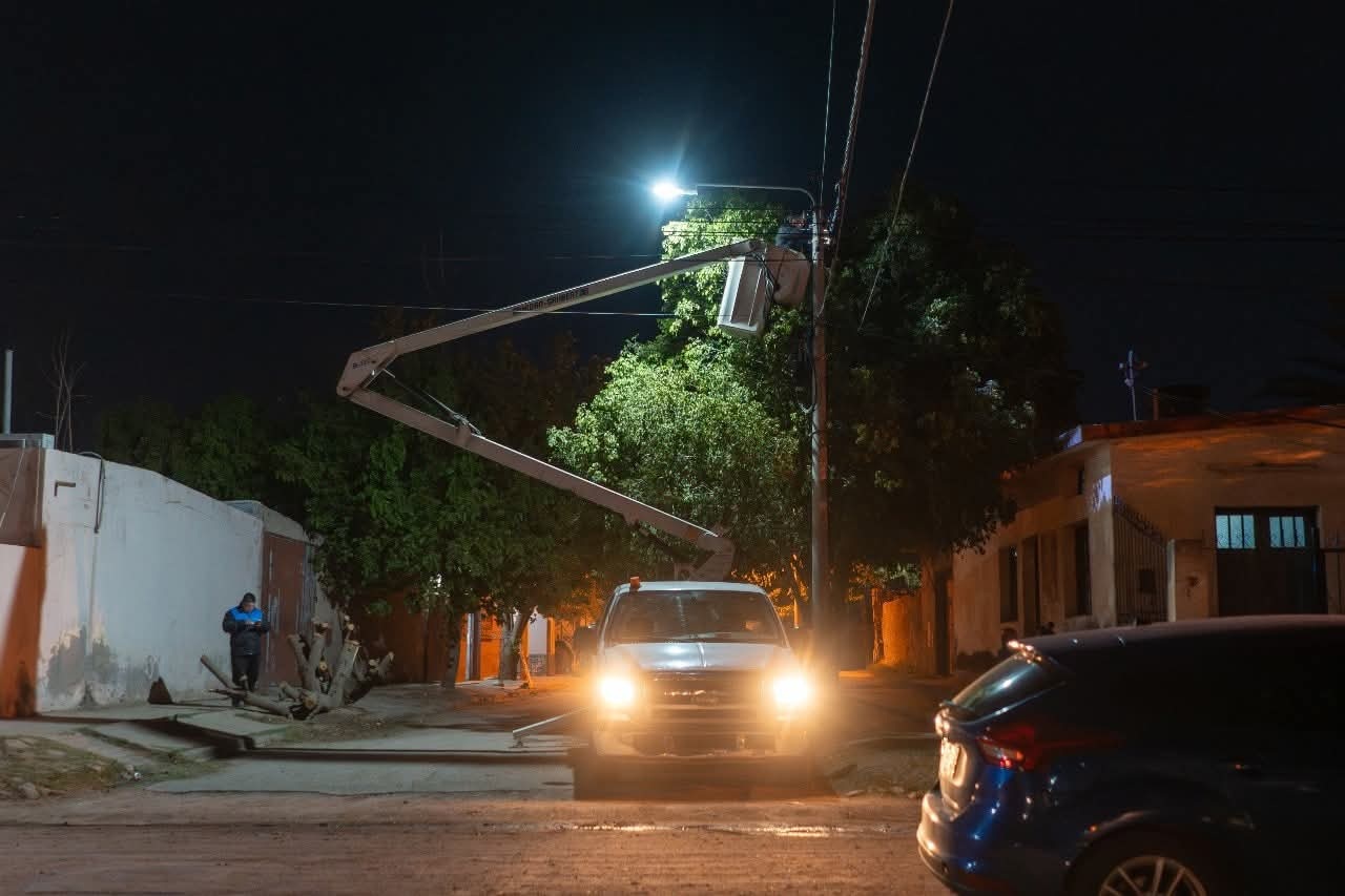  EL BARRIO PARQUE INDUSTRIAL CUENTA CON LUMINARIAS LED 