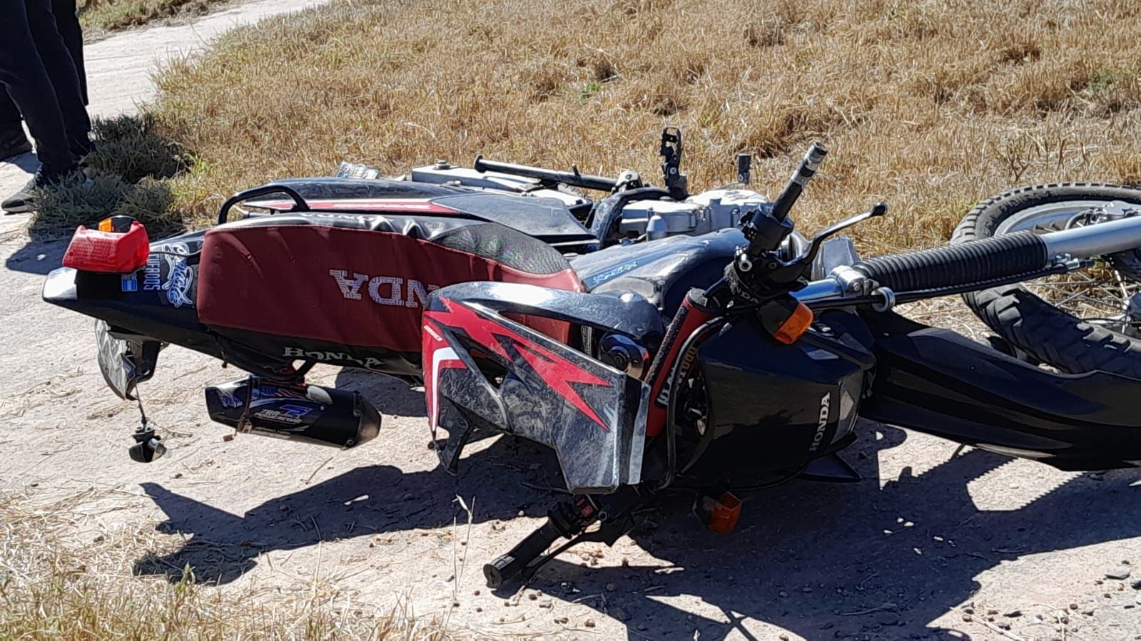 JOVEN MOTOCICLISTA SUFRIÓ GRAVES HERIDAS TRAS UN SINIESTRO VIAL EN CHAMICAL