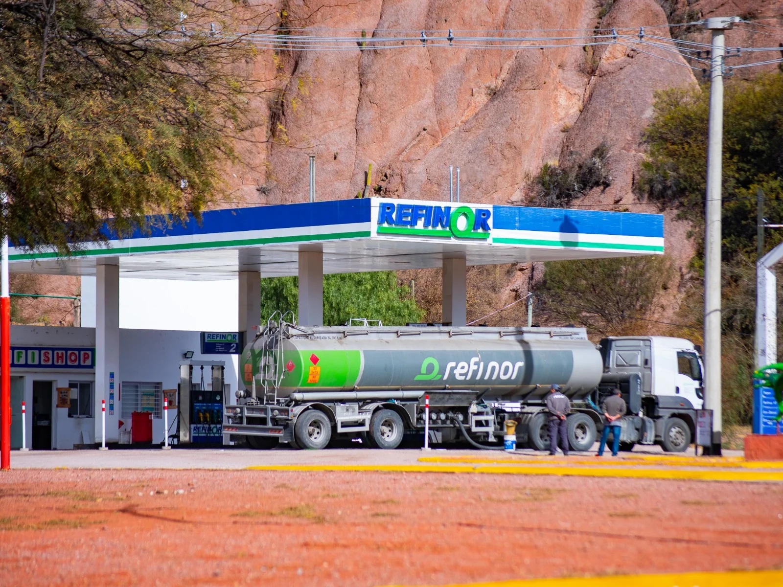 HICIERON UN BOQUETE EN LA PARED DE UNA ESTACIÓN DE SERVICIO Y SE LLEVARON $ 20.OOO