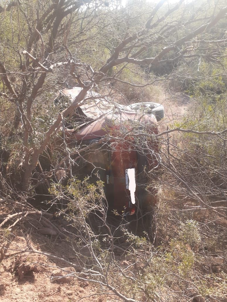   PERDIÓ EL CONTROL DE SU AUTO Y TERMINÓ VOLCANDO
