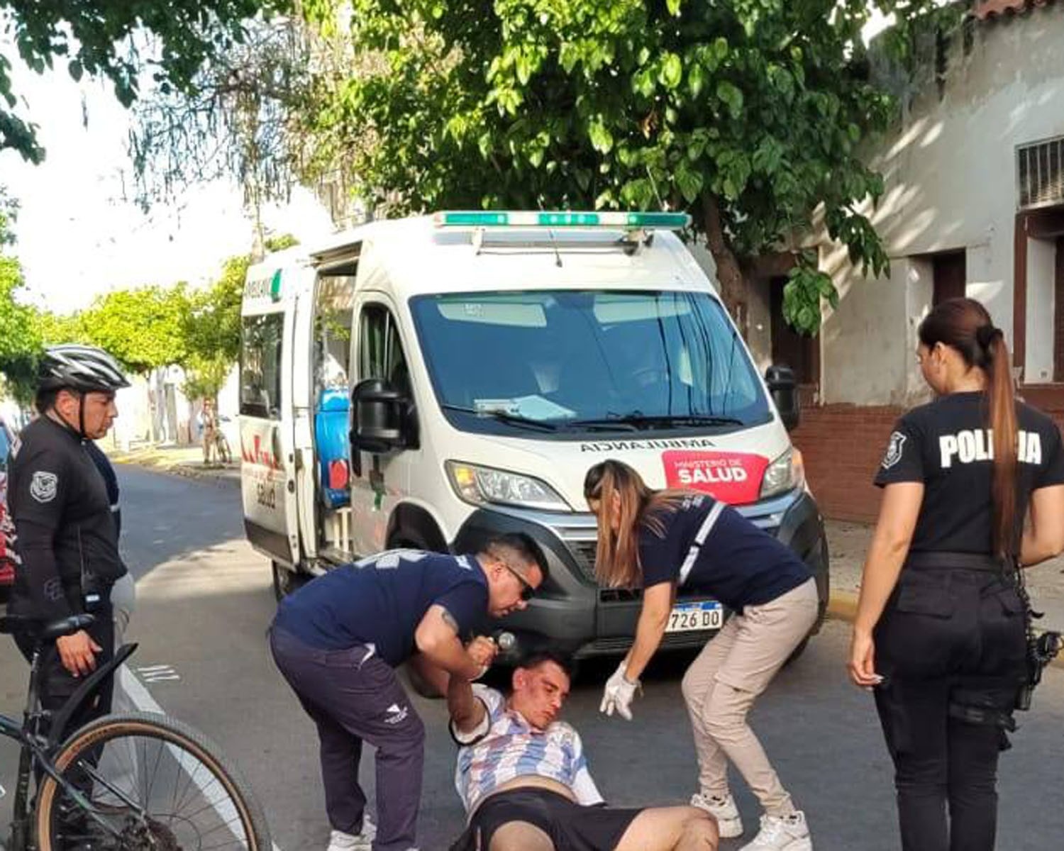 VECINOS DETUVIERON Y GOLPEARON A UN ARREBATADOR