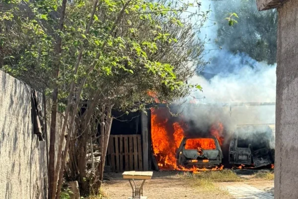 INCENDIO EN EL BARRIO EVITA: VEH&Iacute;CULOS EN REPARACI&Oacute;N RESULTARON TOTALMENTE DESTRUIDOS EN UN TALLER MEC&Aacute;NICO
