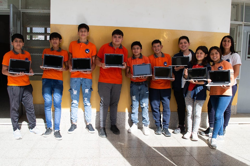 EL GOBIERNO ENTREGÓ COMPUTADORAS EN LA ESCUELA DE TOPÓGRAFOS