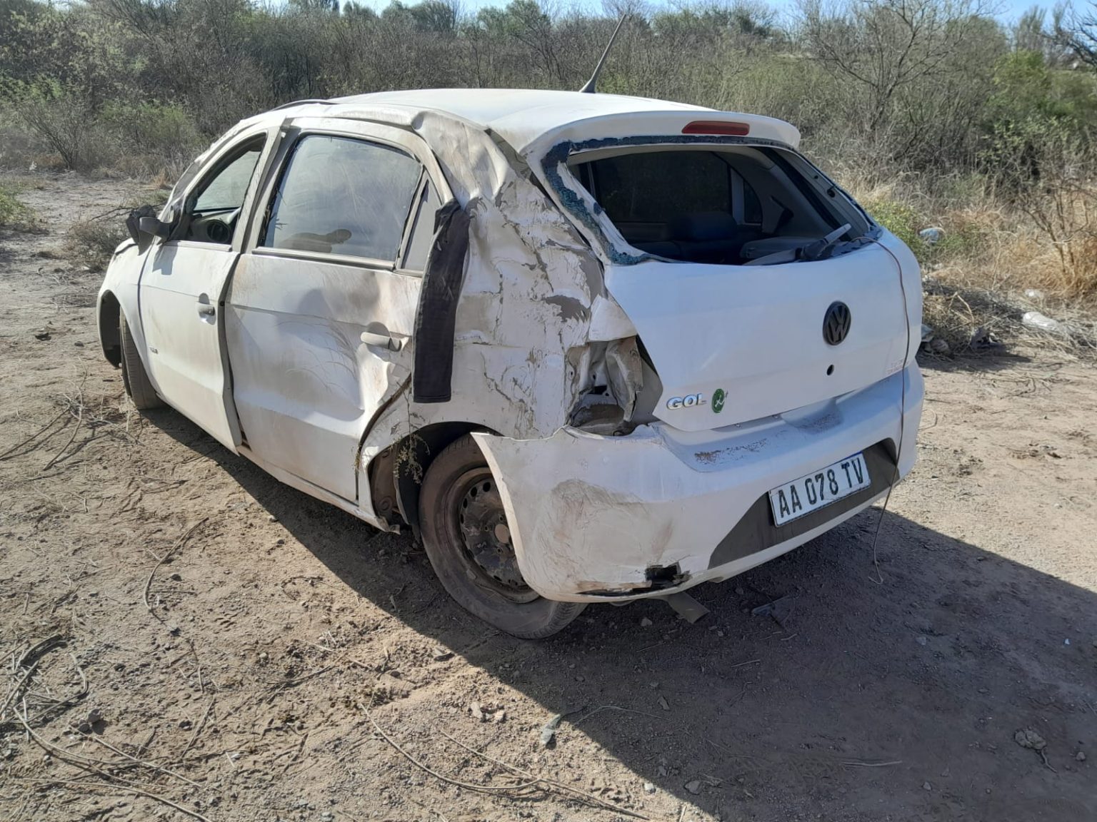 REVENTÓ UNA RUEDA Y TERMINÓ INCRUSTÁNDOSE CONTRA UN ÁRBOL