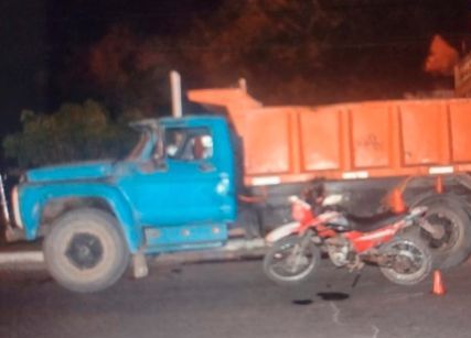 CHOCÓ CONTRA UN CAMIÓN ESTACIONADO Y TERMINÓ EN EL HOSPITAL