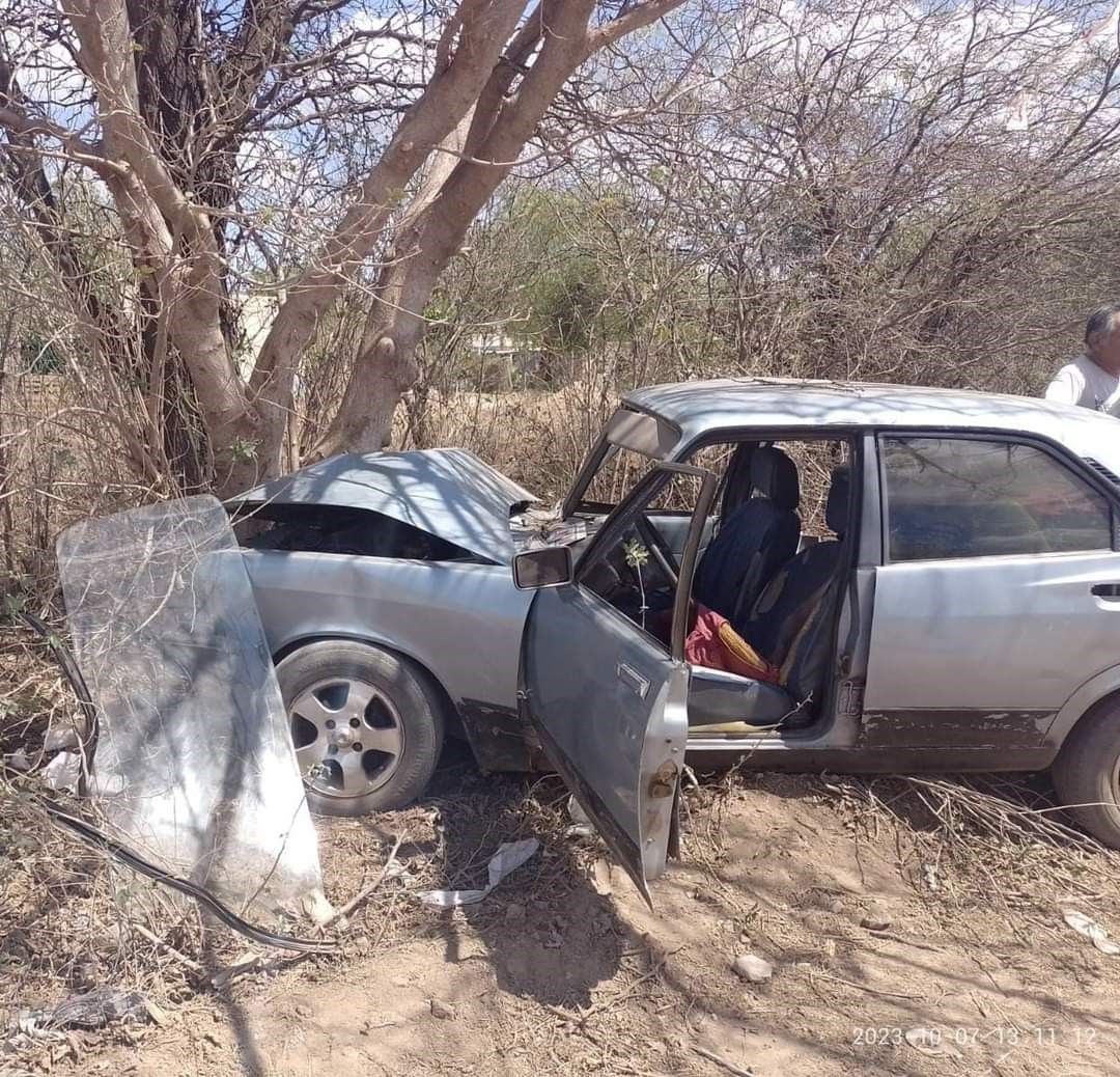 PERDIÓ EL CONTROL DEL AUTO Y SE ESTRELLÓ CONTRA UN ÁRBOL