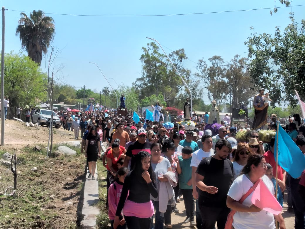 UNA MULTITUD ACOMPAÑÓ EN PROCESIÓN A LA VIRGEN DE POLCO