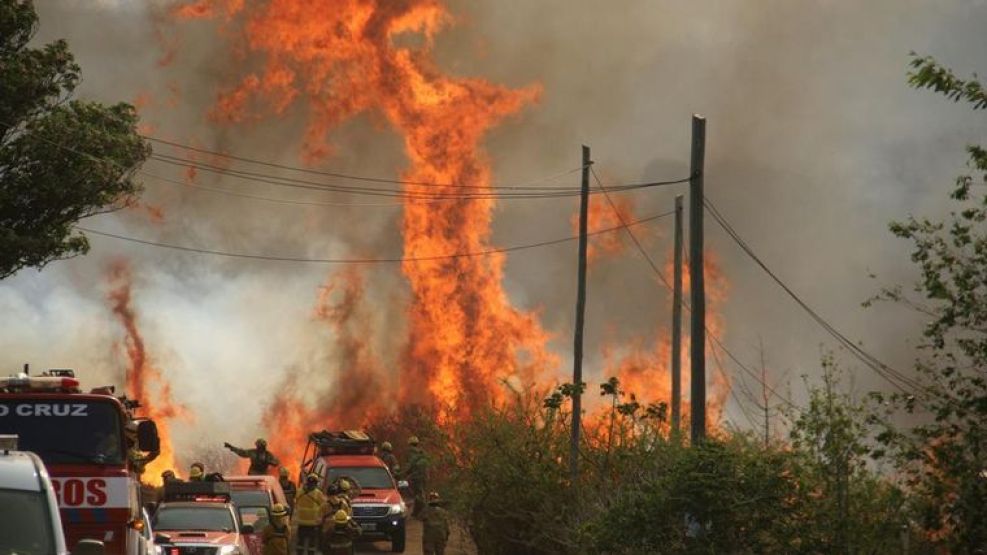 FUEGO SIN CONTROL EN CÓRDOBA: COMBATEN CINCO FOCOS, HAY EVACUADOS, CASAS QUEMADAS Y UN DETENIDO