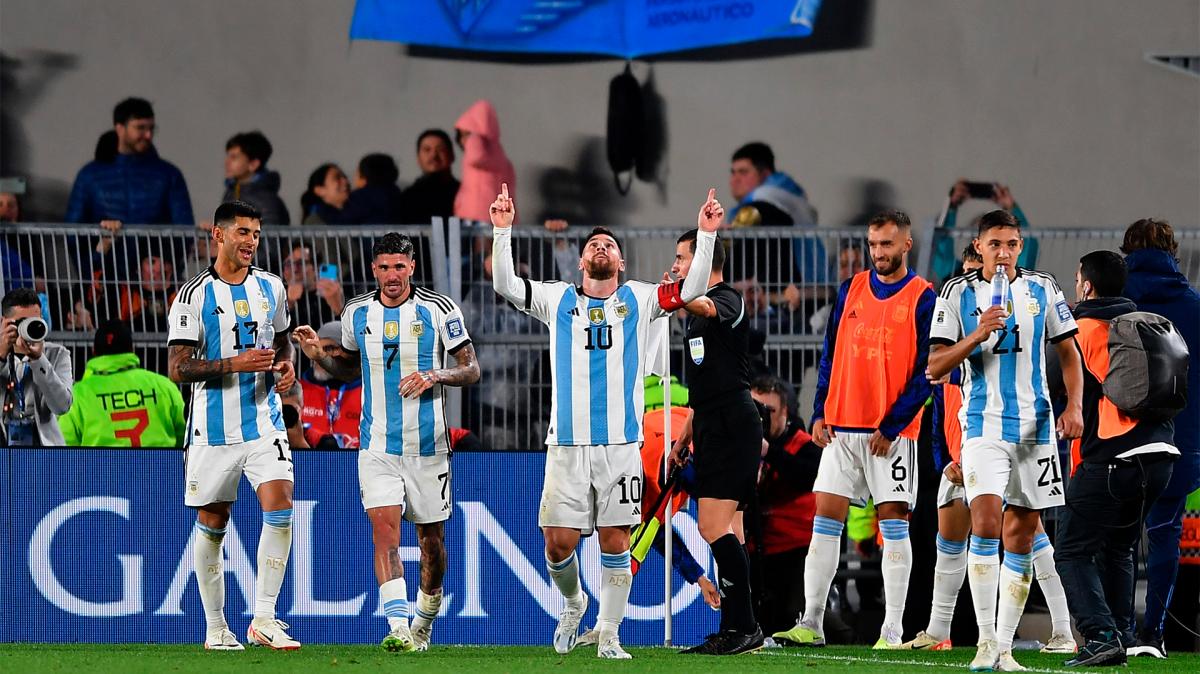 ARGENTINA, CON LA VUELTA DE MESSI, ENFRENTA A PARAGUAY EN EL MONUMENTAL