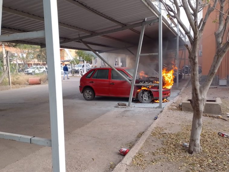 INTENTÓ PONER EN MARCHA SU AUTO Y SE LE PRENDIÓ FUEGO