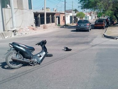 UNA JOVEN TERMINÓ INTERNADA TRAS CHOCAR EN SU MOTO