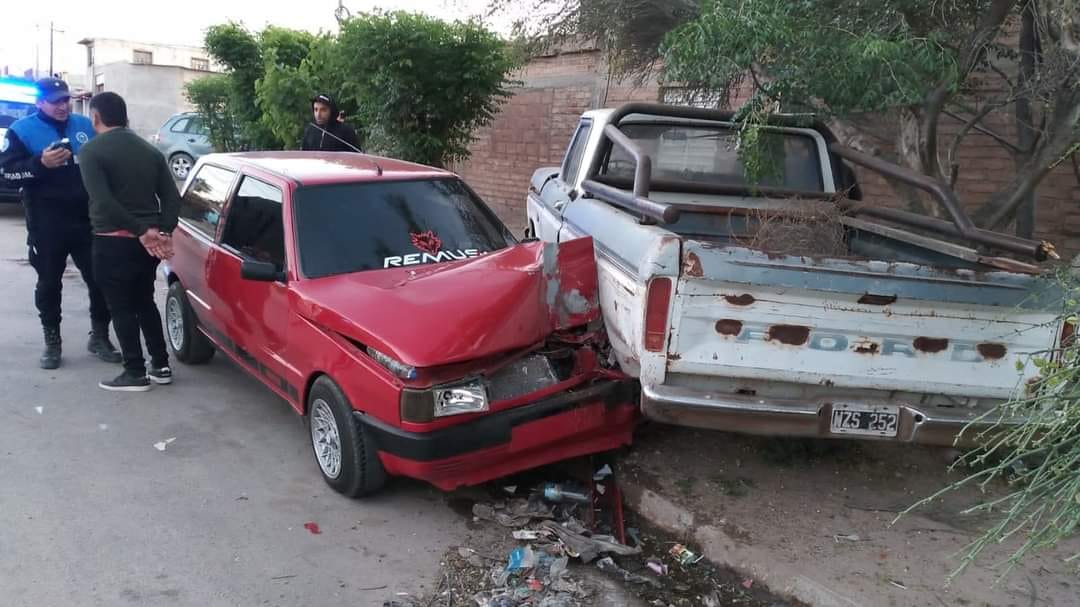 CONDUCTOR ATROPELLÓ A UN PEATÓN Y LUEGO SE ESTRELLÓ CONTRA UNA CAMIONETA