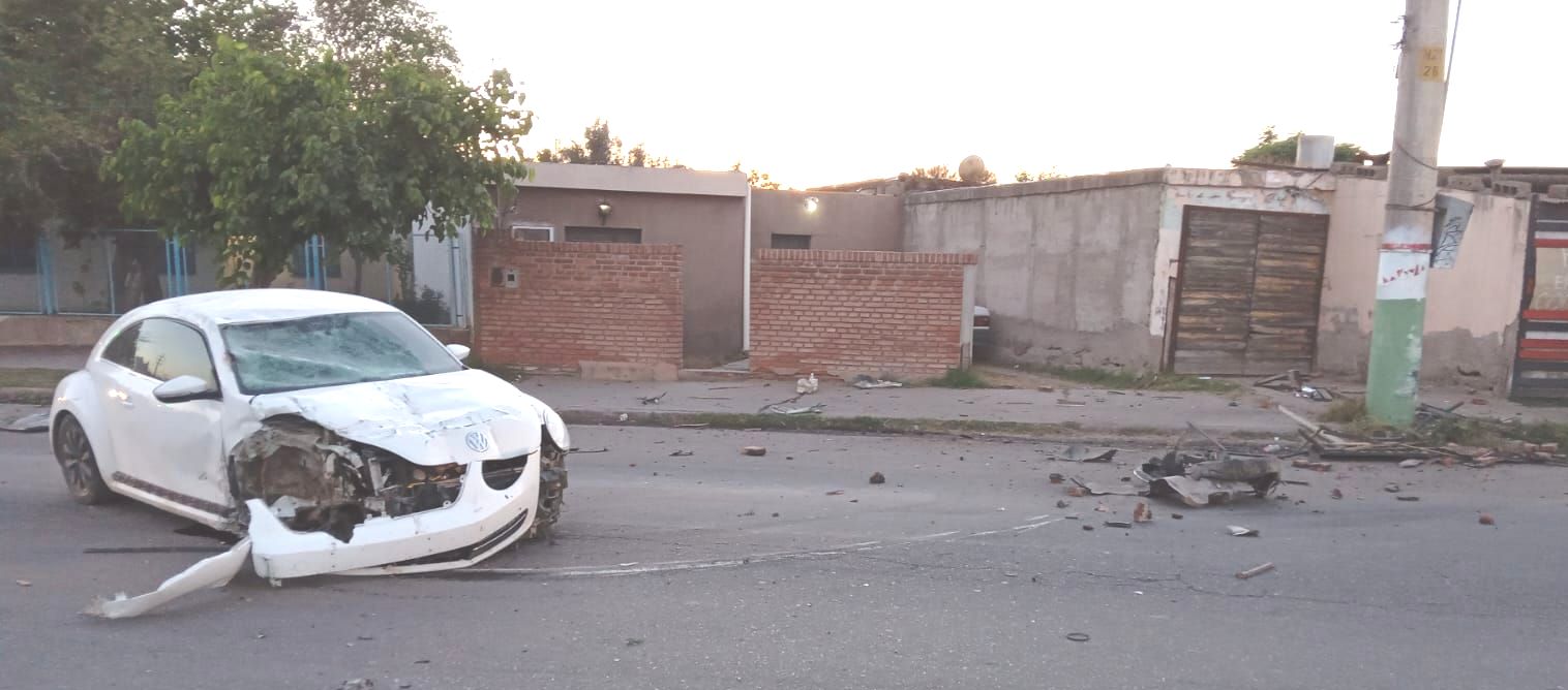 MENOR PERDIÓ EL CONTROL DE SU AUTO Y SE ESTRELLÓ CONTRA UN POSTE DE LUZ