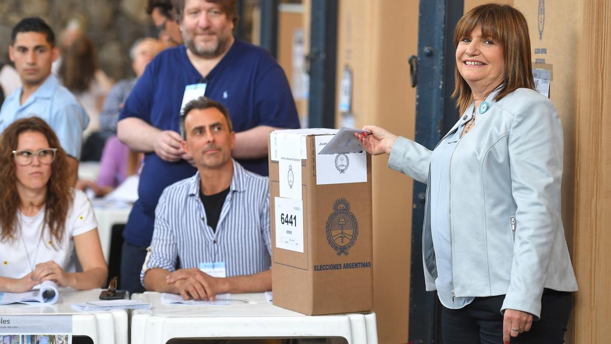 BULLRICH VOTÓ Y DIJO QUE SE IMAGINA 