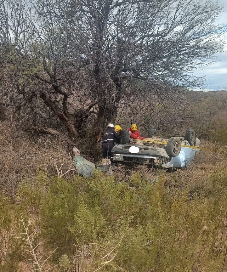 PERDIÓ EL CONTROL DE SU AUTO, VOLCÓ Y TERMINO CONTRA UN ÁRBOL