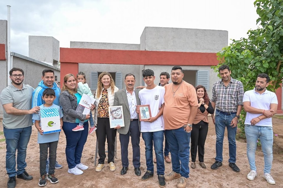 QUINTELA ENTREGÓ VIVIENDAS EN EL BARRIO SANTA BÁRBARA