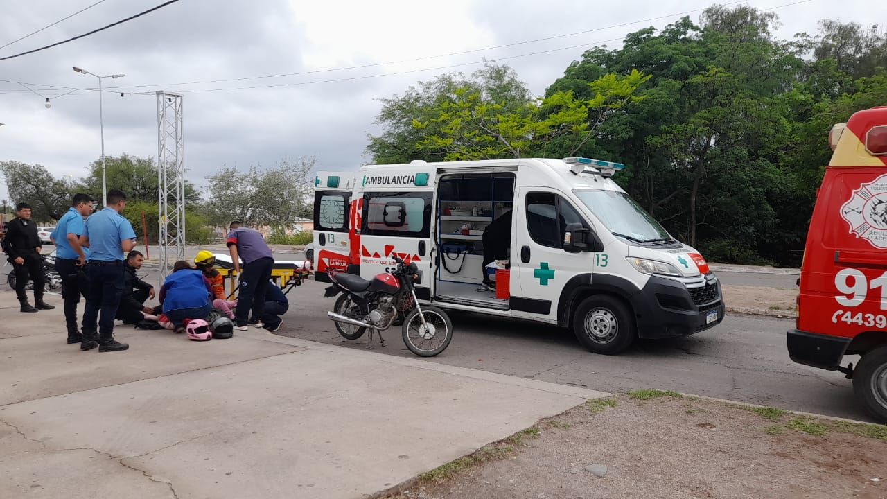 UNA NENA METIÓ EL PIE EN LA RUEDA DE UNA MOTO Y TERMINÓ EN EL HOSPITAL