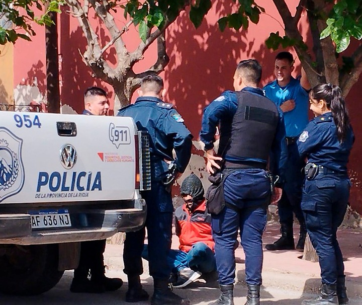 DETIENEN A DELINCUENTE POR ROBAR A UNA MUJER EN EL BARRIO SOCIEDAD RURAL 