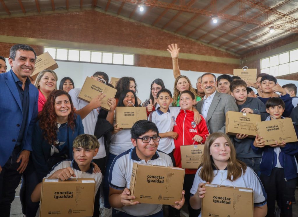 QUINTELA ENTREGÓ 12 MIL COMPUTADORAS A ESTUDIANTES