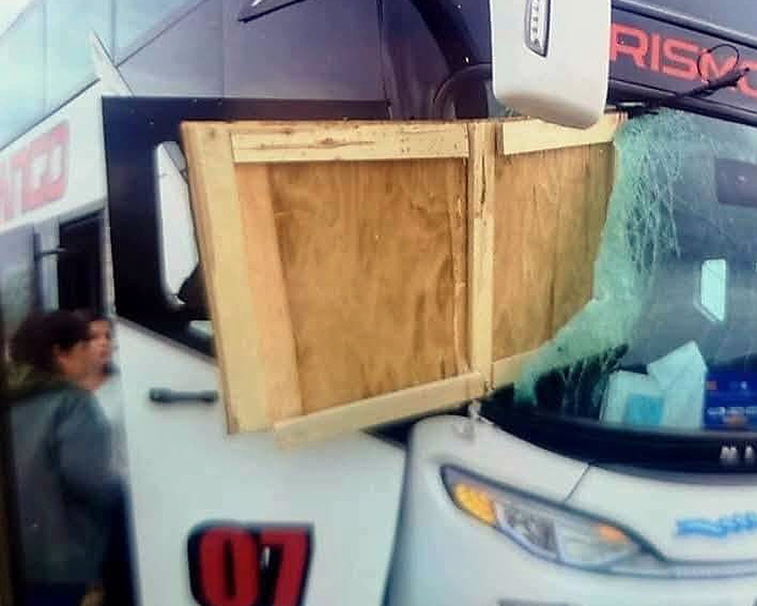 SE SOLTÓ UNA MADERA DE GRAN TAMAÑO EN LA RUTA Y SE ESTRELLÓ CONTRA UN COLECTIVO