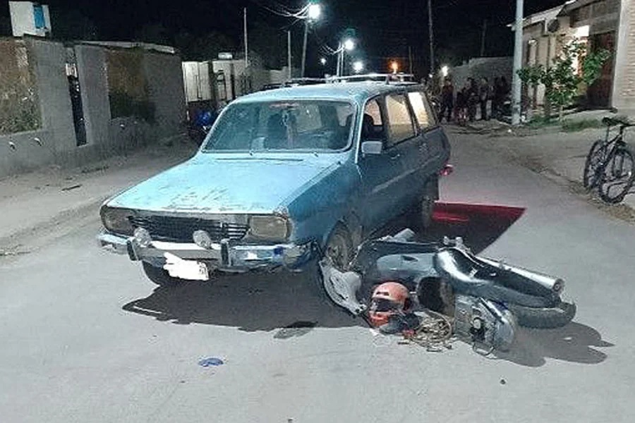 UNA MUJER CON FRACTURAS TRAS CHOCAR CON UN AUTO EN ULAPES