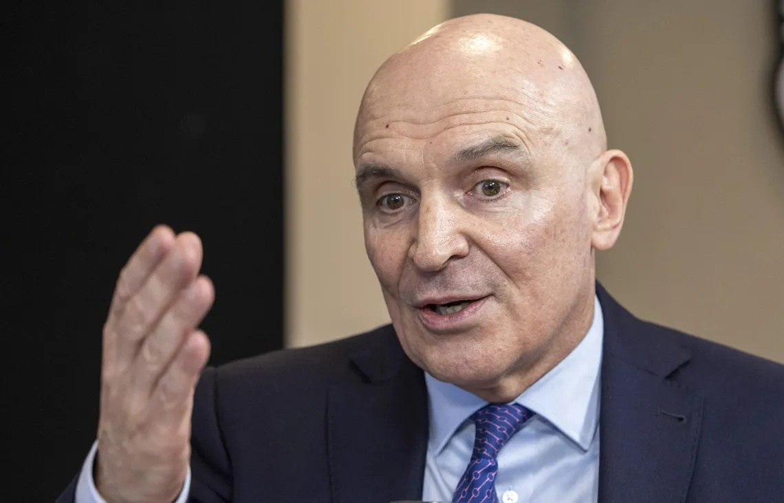 ESPERT BAJÓ SU CANDIDATURA Y HABLÓ DE UN 