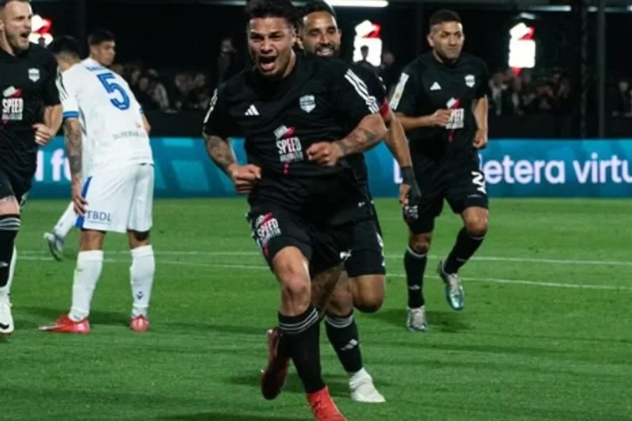 RIESTRA EMPATÓ CON VELEZ Y MANTIENE LA PUNTA EN LA ZONA B