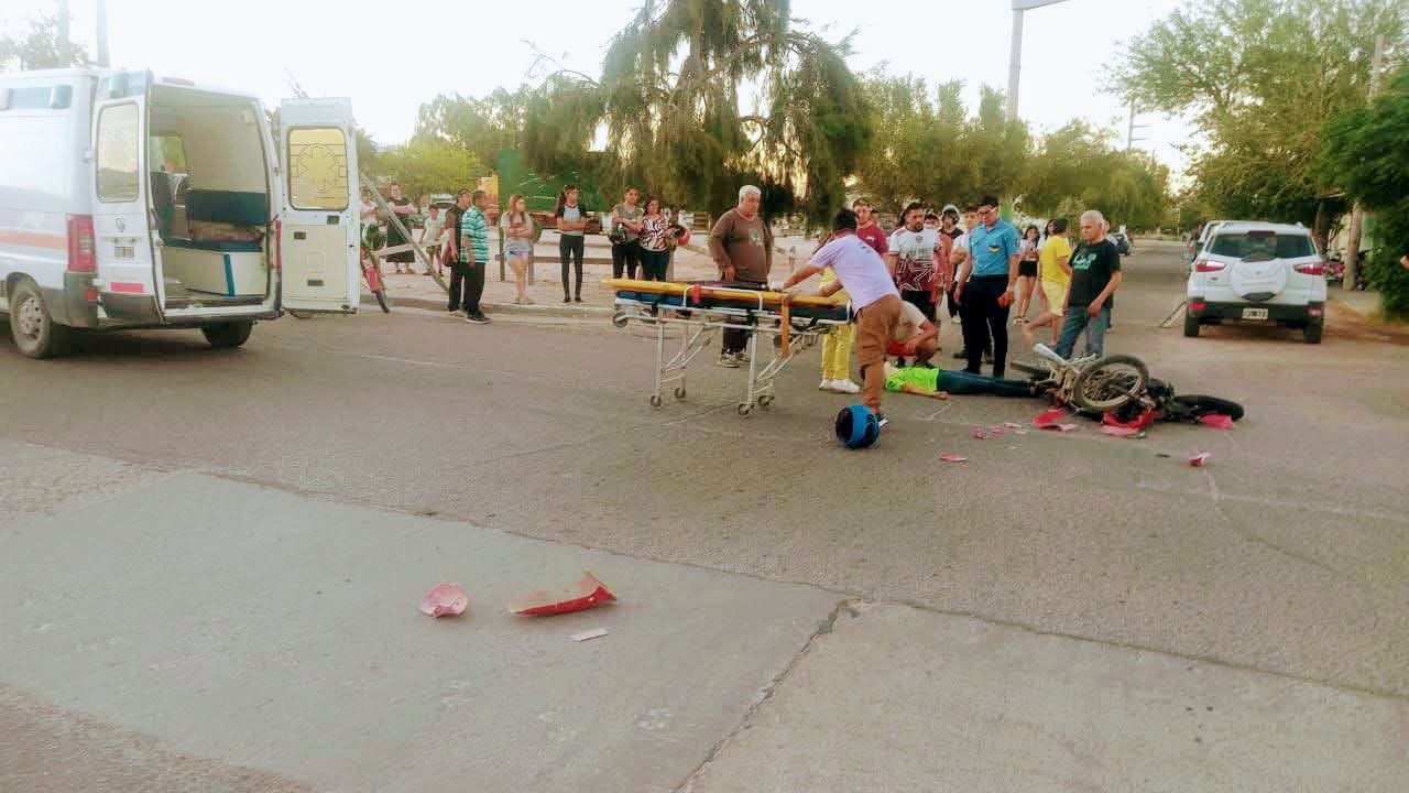 AIMOGASTA: JOVEN HERIDA TRAS CHOCAR CONTRA UNA CAMIONETA