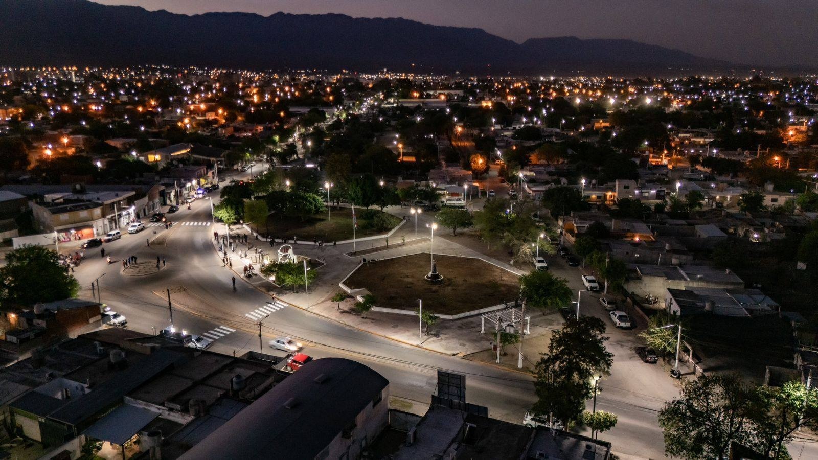 MÁS LUZ Y SEGURIDAD PARA LA AVENIDA ANGELELLI CON SU PULMÓN VERDE