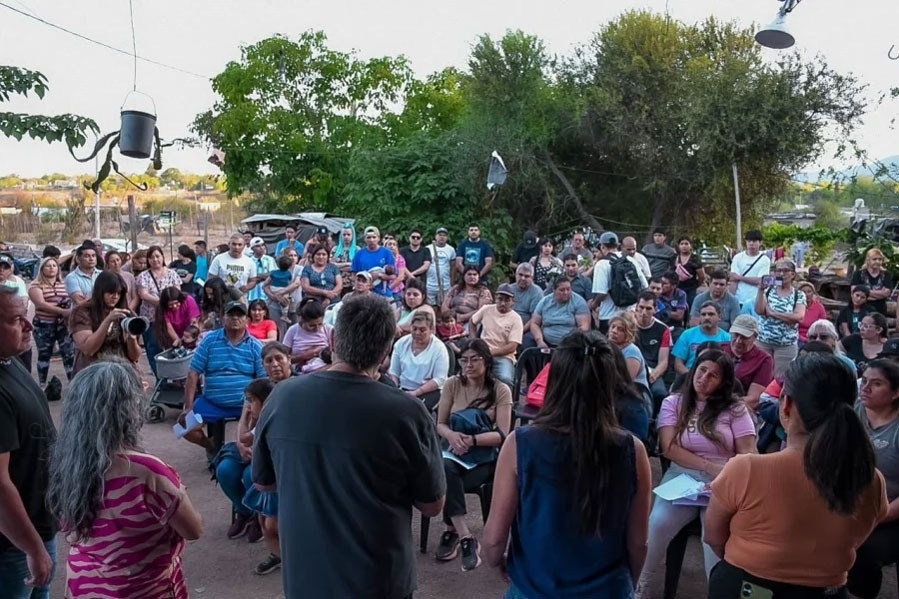 MÁS FAMILIAS RECIBEN ESCRITURAS DE SUS CASA EN LA CAPITAL 