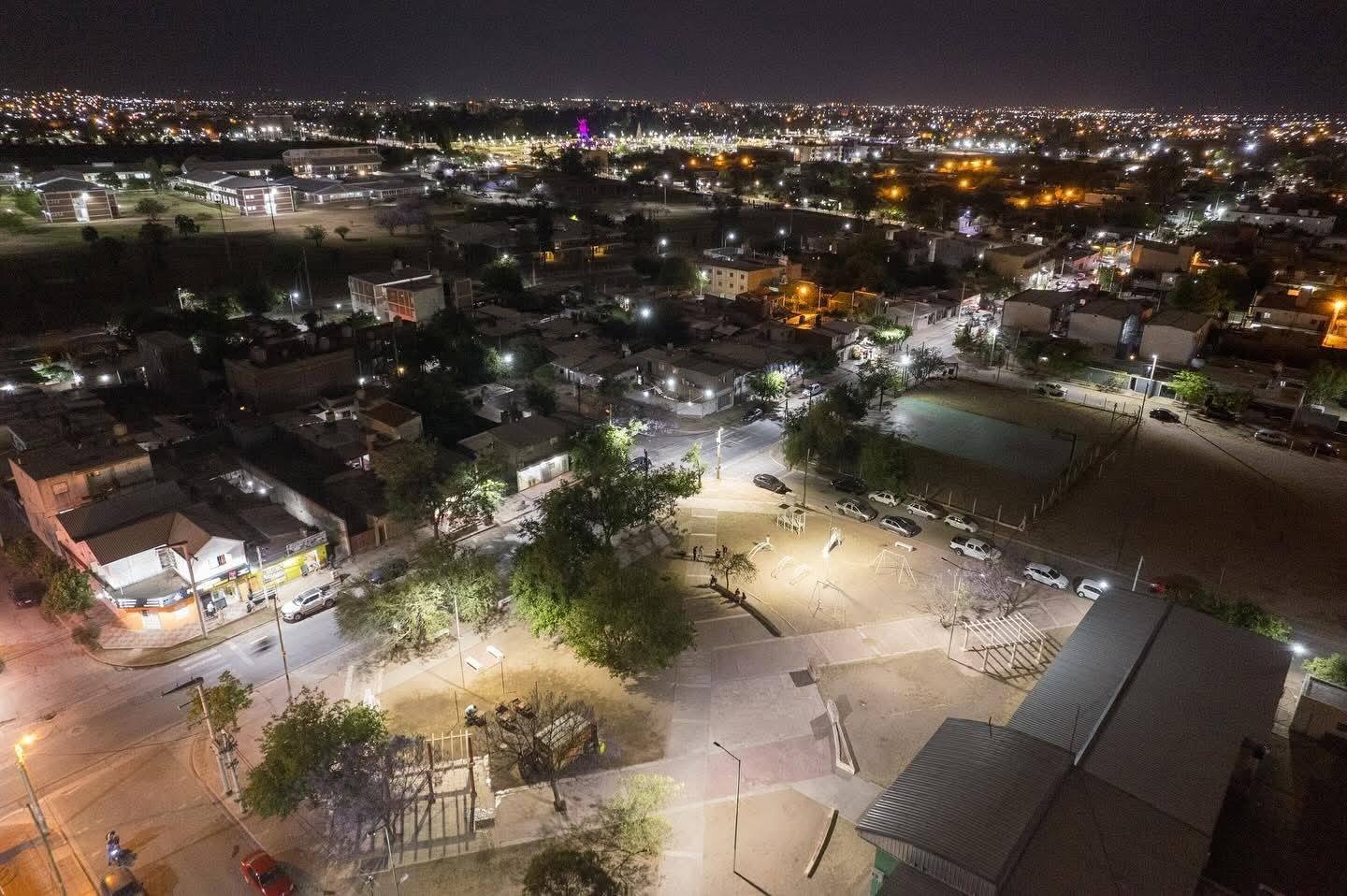 LA MUNICIPALIDAD ILUMINÓ EL BARRIO LUIS VERNET