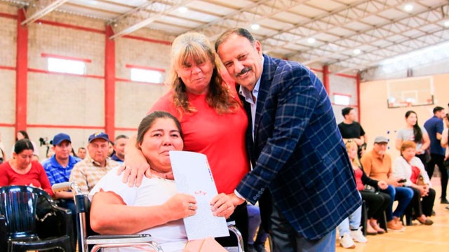 QUINTELA ENTREGÓ ESCRITURAS A FAMILIAS DE ANILLACO 