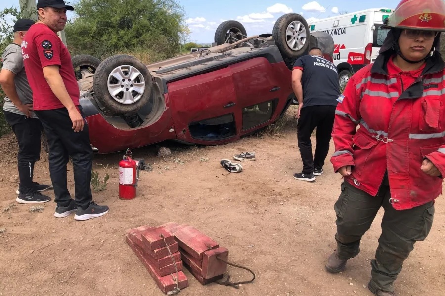 PERDIÓ EL CONTROL DE SU AUTO Y VOLCÓ CAMINO A LAS HIGUERRILLAS