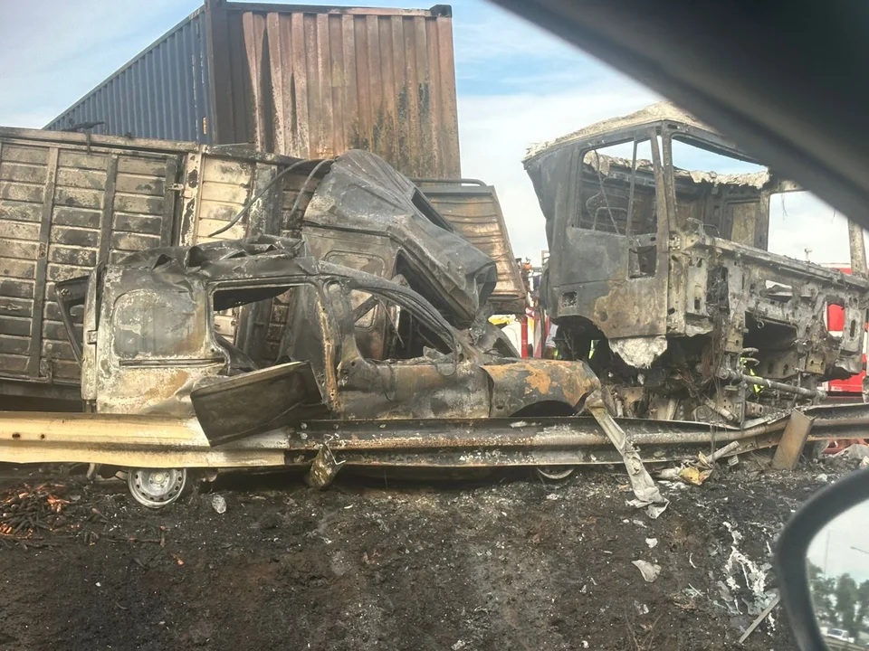 DOS CAMIONES CHOCARON Y SE INCENDIARON EN CAMPANA: CINCO MUERTOS