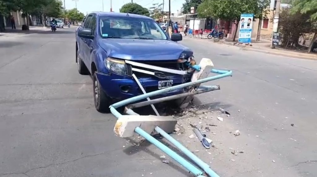 CAMIONETA IMPACTÓ CONTRA LA DEFENSA CENTRAL DE LA AVENIDA RAMÍREZ DE VELASCO 