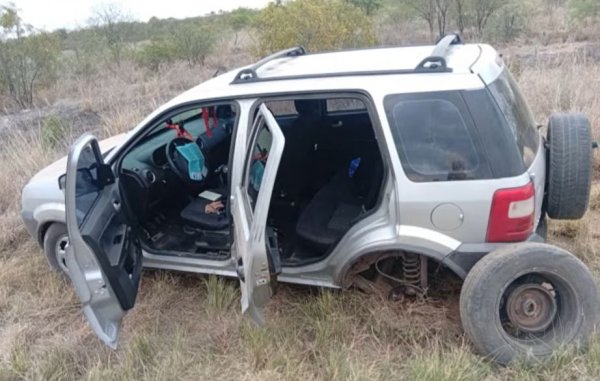 ECOSPORT REVENT&Oacute; UN NEUM&Aacute;TICO CERCA DE CHEPES Y ESTUVO A PUNTO DE VOLCAR: CUATRO PERSONAS ILESAS